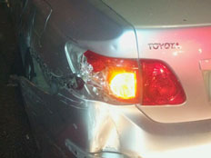 אחת המכוניות שנפגעו מהשודד, אמש (צילום: חדשות 24)