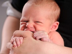 תינוק מנסה לנשוך את האצבע של אימו (צילום: istockphoto)