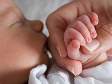 תינוק בן יומו אוחז ביד אימו (צילום: markgoddard, Istock)