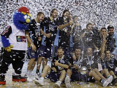 שחקני נבחרת ארגנטינה חוגגים עם הגביע (רויטרס) (צילום: מערכת ONE)