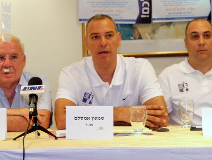 אריק אלפסי, שמעון אמסלם ויוסי דהאן במסיבת העיתונאים (יניב גונן) (צילום: מערכת ONE)