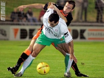 דה פלקאו. גם ככדורגלן הוא אהב לעמוד מאחורי היריבים... (צילום: מערכת ONE)
