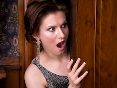 אישה מופתעת פותחת את הדלת (צילום: Pixlmaker, Istock)