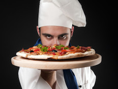 שף מחזיק פיצה (צילום: istockphoto)