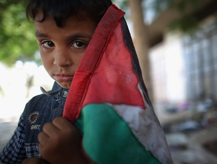 ילד פלסטיני אוחז בדגל פלסטין (צילום: אימג'בנק/GettyImages, getty images)