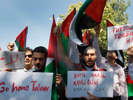 הטורקים מפגינים נגד מכבי תל אביב (צילום: AP)
