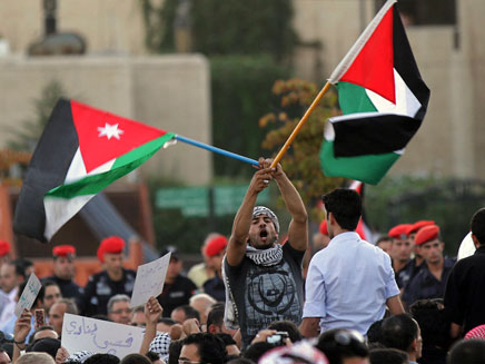 הפגנה מול שגרירות ישראל בירדן. ארכיון (צילום: AP)