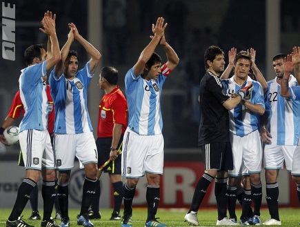 שחקני נבחרת ארגנטינה מודים לקהל (רויטרס) (צילום: מערכת ONE)