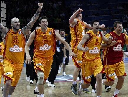 שחקני מקדוניה בטירוף אחרי סל הניצחון (רויטרס) (צילום: מערכת ONE)