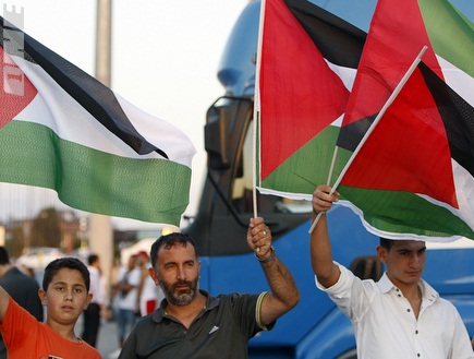 מפגינים טורקים עם דגלי פלסטין לפני המשחק (רויטרס) (צילום: מערכת ONE)