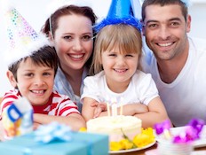 ילדה ומשפחתה חוגגים יום הולדת (צילום: Wavebreakmedia Ltd, Istock)
