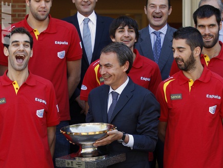 נבארו וקלדרון עם ראש ממשלת ספרד, ספאטרו (רויטרס) (צילום: מערכת ONE)