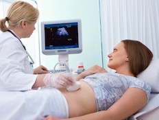 רופאה מבצעת בדיקת אולטרסאונד לאישה בהריון (צילום: Alexander Raths, Istock)