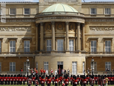 ארמון בקינגהאם בלונדון. משמר המלוכה לא נע (רויטרס) (צילום: מערכת ONE)