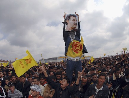 מפגינים כורדים בטורקיה אוחזים בתמונתו של מנהיגם, עבדאללה אוקאלאן,  (צילום: Burak Kara, GettyImages IL)
