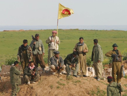 כורדים בעיראק אוחזים בדגל המפלגה הכורדית הדמוקרטית  (צילום: אימג'בנק/GettyImages, getty images)