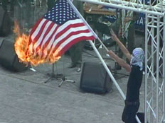 מוקדם יותר שרפו דגלי ארה"ב (צילום: חדשות 2)
