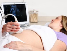 בדיקת אולטראסאונד לאישה בהריון (צילום: istockphoto)
