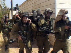 תרגיל חיילים מפנים פצועים, חייל על אלונקה (צילום: חדשות 2)