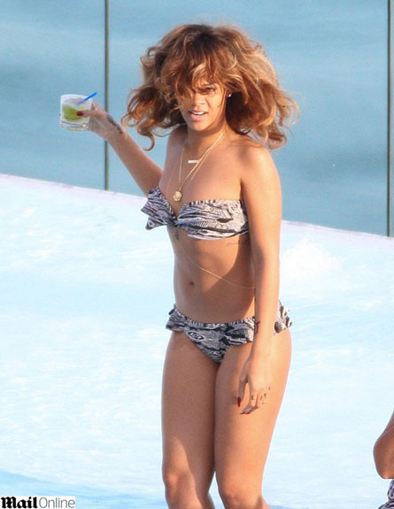 ריהאנה בבריכה