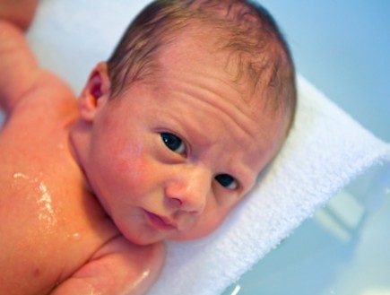 תינוק בן יומו על כיסא באמבטיה (צילום: istockphoto)