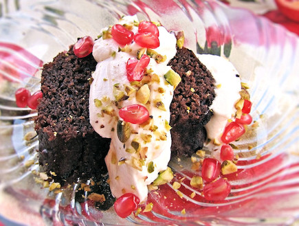 עוגתעוגת שוקולד יוגורט ורימון - עוד פרוסה (צילום: דליה מאיר, קסמים מתוקים)