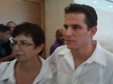 מור עם אמו בבית המשפט, היום (צילום: עזרי עמרם, חדשות 2)