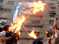 מפגין מצרי שורף דגל ישראל (צילום: רויטרס)