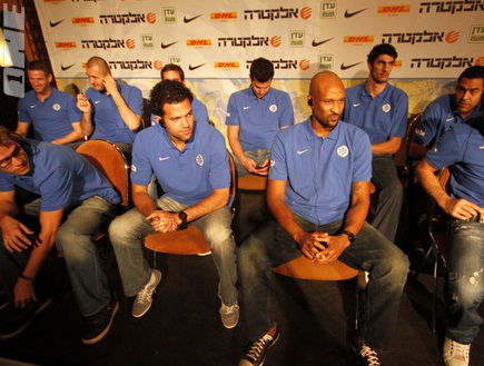 שחקני מכבי תל אביב על הבמה (יוסי ציפקיס) (צילום: מערכת ONE)