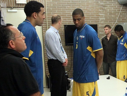 שחקני מכבי עומדים בדקת הדומיה (האתר הרשמי) (צילום: מערכת ONE)