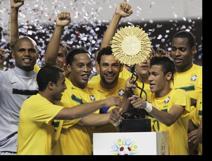 נבחרת ברזיל חוגגת עם הגביע  (רויטרס) (öéìåí: מערכת ONE)