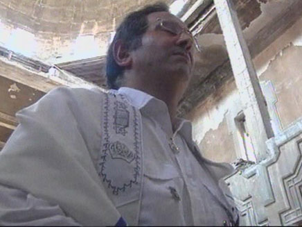 ד"ר ג'רבי, חזר לבית הכנסת בו התפלל (צילום: חדשות 2)