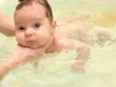 תינוק שוחה במים (צילום: istockphoto)