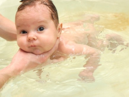 תינוק שוחה במים (צילום: istockphoto)
