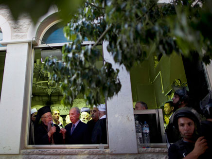 הנשיא פרס במסגד שהוצת, היום (צילום: AP)