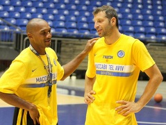 פפאלוקאס עם עוזר המאמן, דריק שארפ (משה חרמון) (צילום: מערכת ONE)