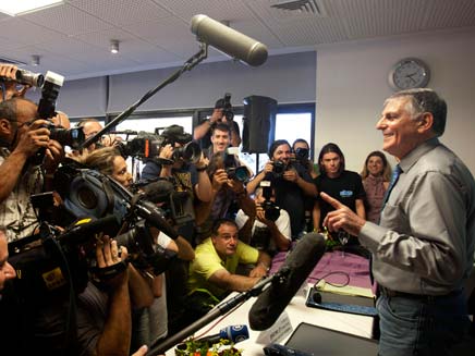 פרופ' שכטמן מול התקשורת העולמית, היום (צילום: AP)