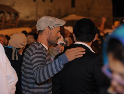 יעל בר זוהר וגיא זוארץ בכותל, אוקטובר 2011 (צילום: שרון רביבו)