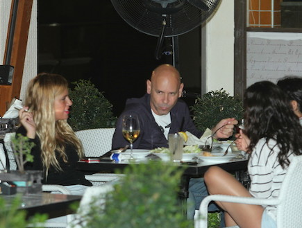 רמי קלינשטיין, אלכס והבנות במסעדה. אוקטובר 2011 (צילום: אלעד דיין)