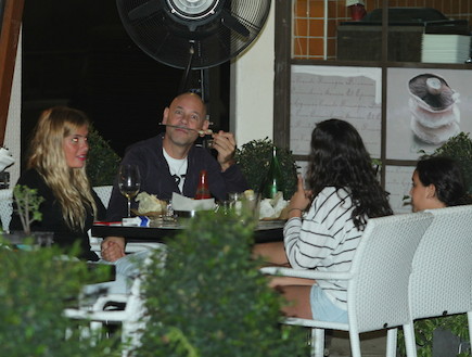 רמי קלינשטיין, אלכס והבנות במסעדה. אוקטובר 2011 (צילום: אלעד דיין)