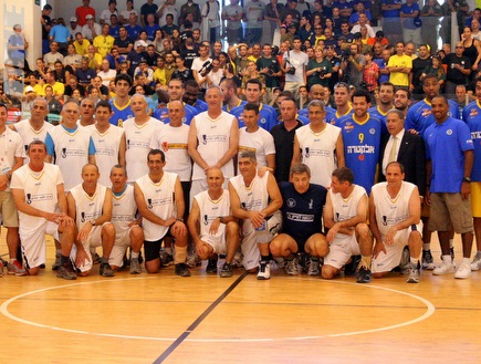 נבחרת צה&"ל ושחקני מכבי תל אביב בתמונה קבוצתית (יניב גונן) (צילום: מערכת ONE)