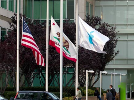 הדגל בחצי התורן במטה אפל בקליפורניה (צילום: רויטרס)