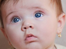 תינוקת עם עגילים (צילום: stock_colors, Istock)