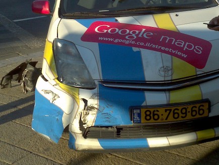 הרכב של גוגל סטריט ויו נפגע בתאונה בת"א (צילום: רון עוזרי , גלובס)