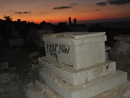 כתובות נאצה בבית הקברות (צילום: www.yaffa48.com)