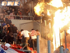אוהדי קרואטיה בוערים ביוון. משחק חם (רויטרס) (צילום: מערכת ONE)