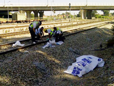 גופה על פסי רכבת (צילום: חדשות 2)