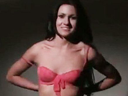 המועמדת בסרטון סקסי (צילום: המפלגה הפולנית - הברית הדמוקרטית של השמאל)