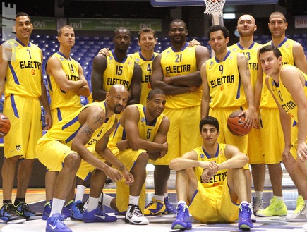 שחקני מכבי תל-אביב בתמונה קבוצתית (יוסי ציפקיס) (צילום: מערכת ONE)