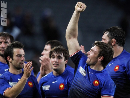 שחקני צרפת חוגגים את הניצחון על אנגליה (רויטרס) (צילום: מערכת ONE)